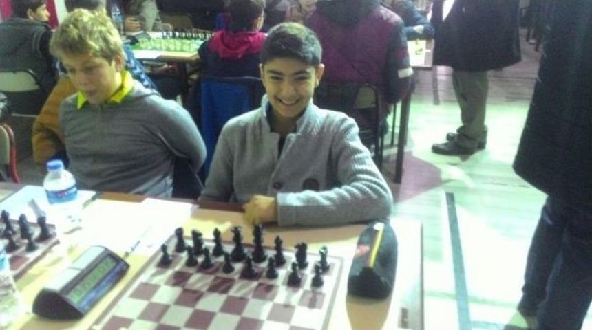 Ayvalık Mehmet Akif Ersoy Ortaokulu Tekvando Ve Satran&ccedil;ta Başarıya Doymuyor