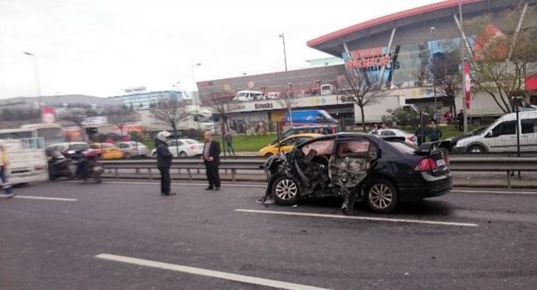 Metrob&uuml;s &Uuml;st Ge&ccedil;idine Ara&ccedil; &Ccedil;arptı: 2 Yaralı