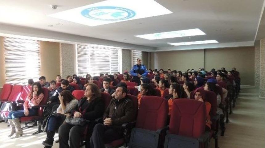 Polis, &Ouml;ğrenciler İle Bir Araya Geldi