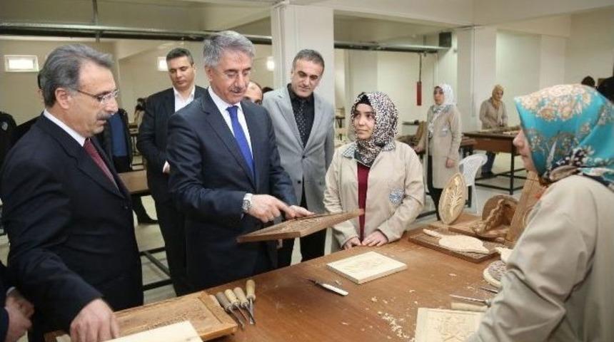 Elazığlı Kadınlar, Ahşap Oymacılığı Öğreniyor