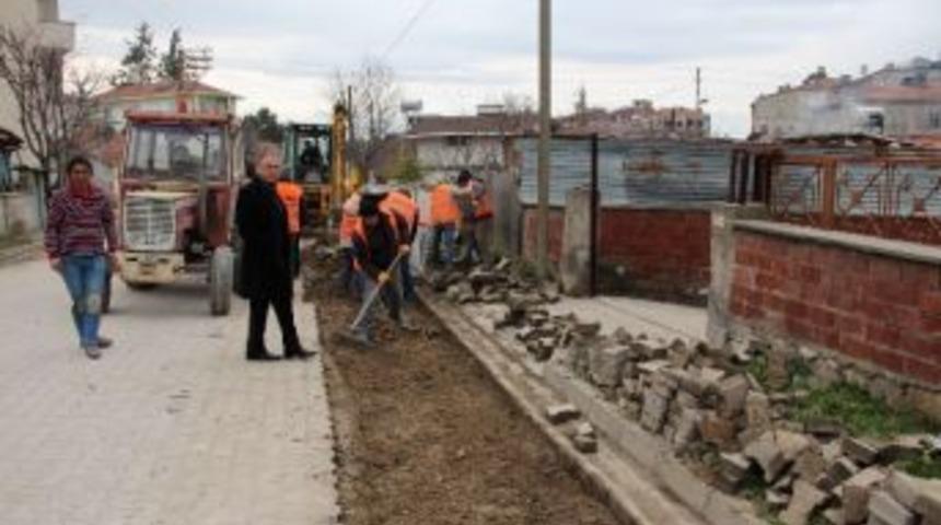 Belediye Hizmetlerini Makam Odası Yerine Sokaklarda Y&ouml;netiyor