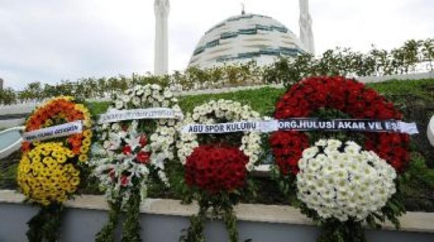 Abdullah G&uuml;l&rsquo;&uuml;n Kayınpederinin Cenazesine &Ccedil;elenkler Alınmadı