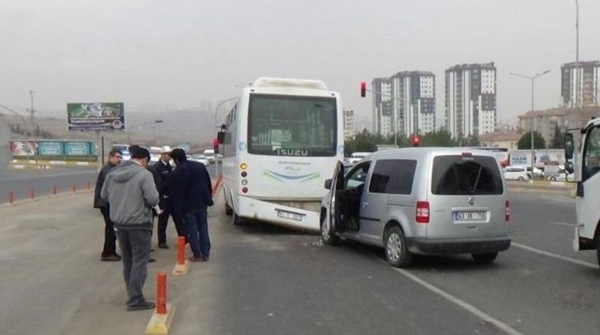 Halk Otob&uuml;s&uuml;ne &Ccedil;arpan Aracın S&uuml;r&uuml;c&uuml;s&uuml; Yaralandı