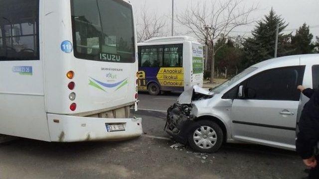 Halk Otobüsüne Çarpan Aracın Sürücüsü Yaralandı