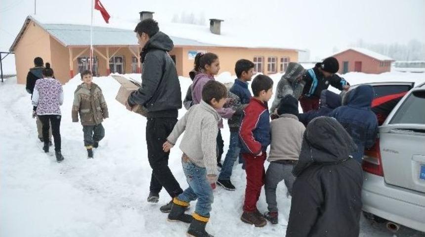Köy Okulu Öğrencilerine Yardım