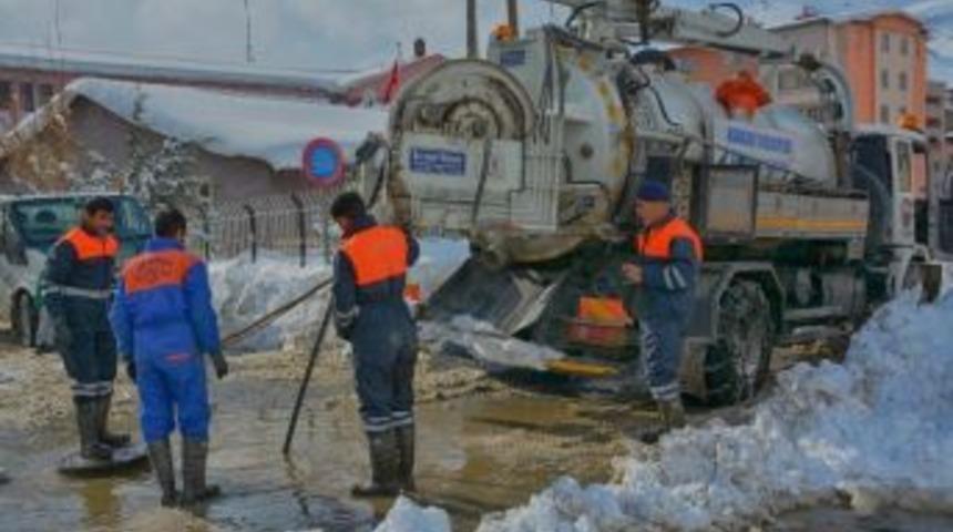 Hakkari Belediyesi Kar Kış Dinlemeden &Ccedil;alışıyor