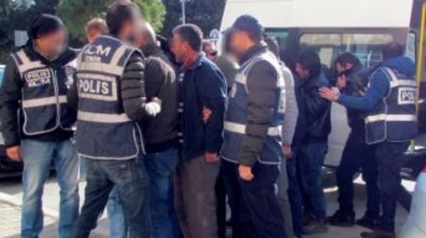 &Ccedil;eşme&rsquo;de 8 İnsan Ka&ccedil;ak&ccedil;ısı İle 40 Sığınmacı Yakalandı