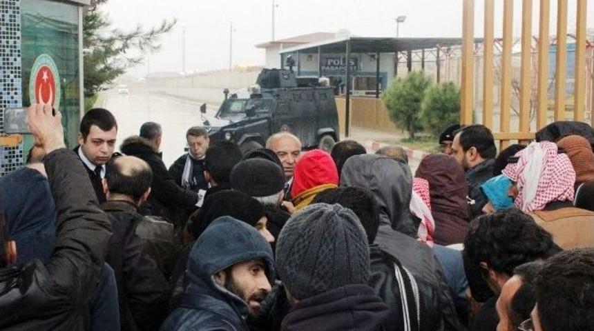 Suriye&rsquo;de Ateşkes Haberleri &Uuml;zerine, M&uuml;lteciler Sınır Kapısına Akın Etti