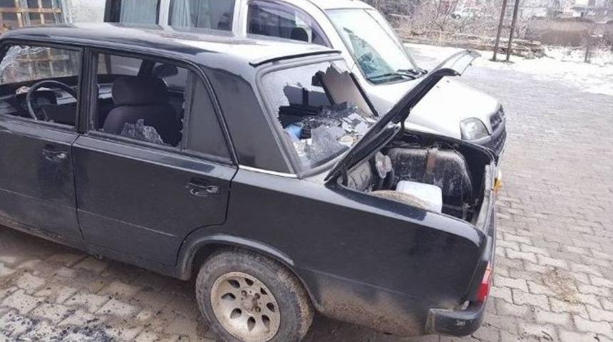 Ulukışla&rsquo;da Otomobillerin Camlarını Kırdılar