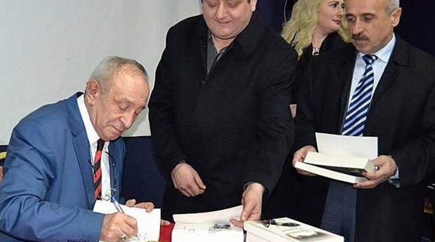 Okurlarına &ldquo;&ccedil;ığlıkların Valsi&rdquo;ni İmzaladı