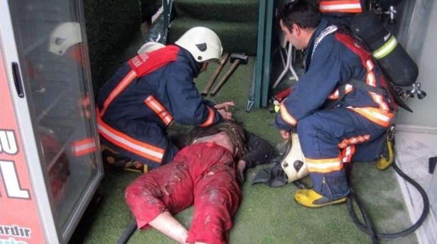 Yangında Yaralanan Kadına İtfaiye Eri Suni Teneff&uuml;s Yaptı