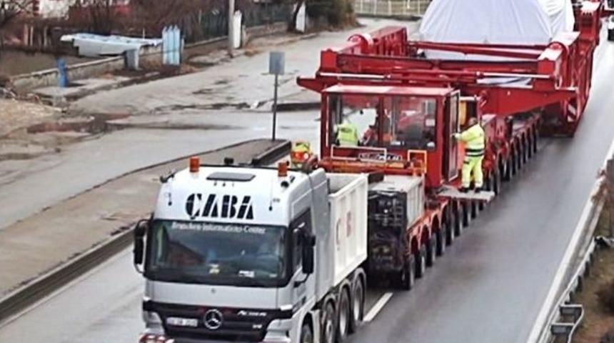 300 Tekerlekli Tır G&ouml;renleri Şaşkına &Ccedil;evirdi