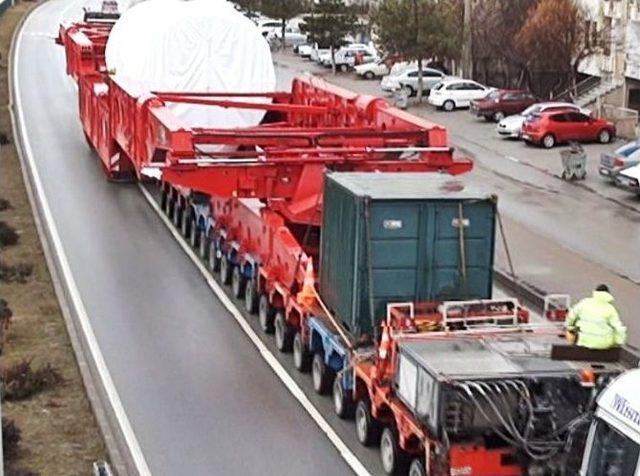 300 Tekerlekli Tır Görenleri Şaşkına Çevirdi