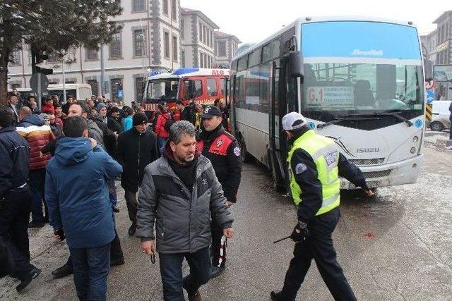 Otobüsün Altında Kalan Yaşlı Adam Ağır Yaralandı