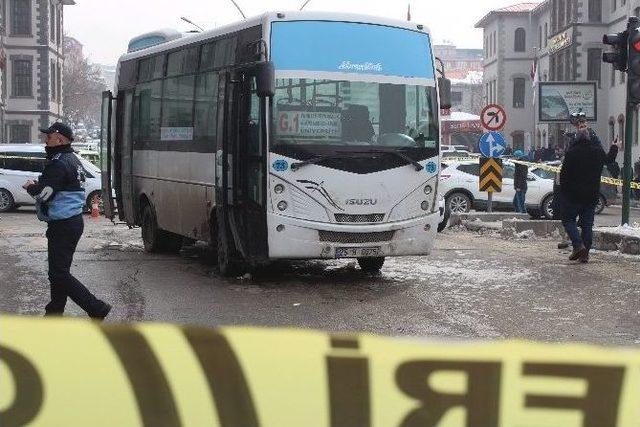 Otobüsün Altında Kalan Yaşlı Adam Ağır Yaralandı