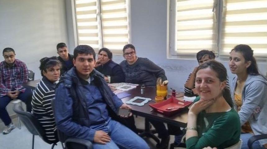 Zihinsel Engelliler, &Ccedil;anta Ve Aksesuar Yapıyor