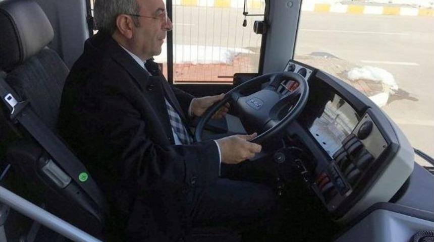 Yy&uuml; Rekt&ouml;r&uuml; Prof. Dr. Battal, Engelli Dostu Otob&uuml;s&uuml;n Test S&uuml;r&uuml;ş&uuml;n&uuml; Yaptı