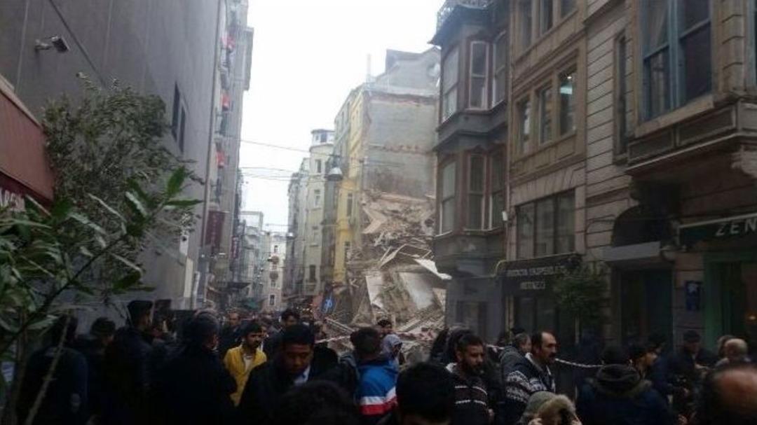 Beyoğlu&rsquo;nda 5 Katlı Bina &Ccedil;&ouml;kt&uuml;