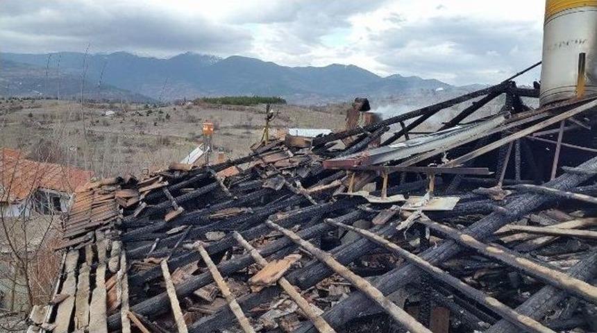 Emet&rsquo;te Tek Katlı Ahşap Ev K&uuml;l Oldu