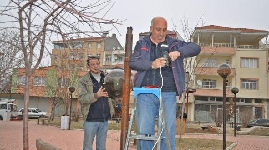 Parklarda Kırılan Lambalar Tamir Edildi