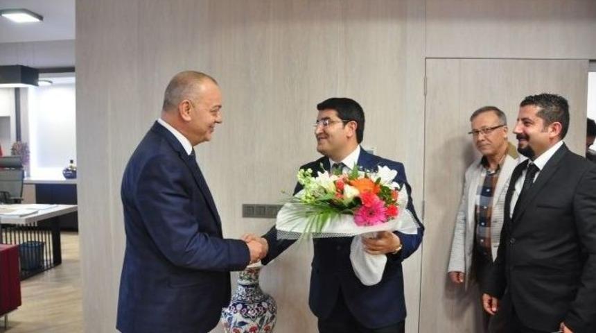 Başkan Erg&uuml;n M&uuml;teahhitleri Ağırladı