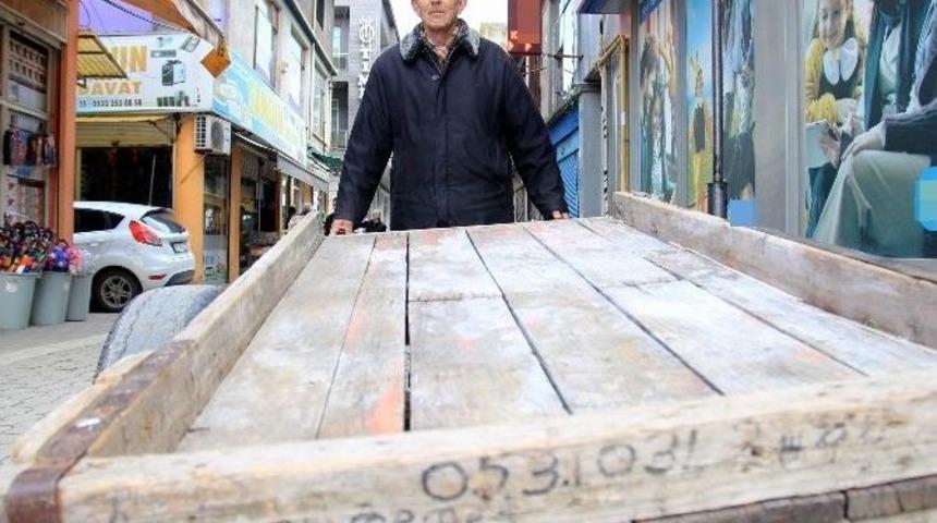 68 Yaşındaki Hamal, Arabasını Sattıktan Sonra Mesleği Bırakacak