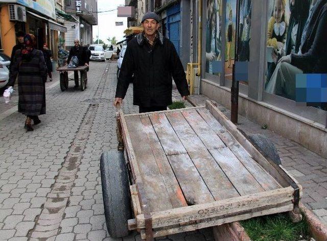 68 Yaşındaki Hamal, Arabasını Sattıktan Sonra Mesleği Bırakacak