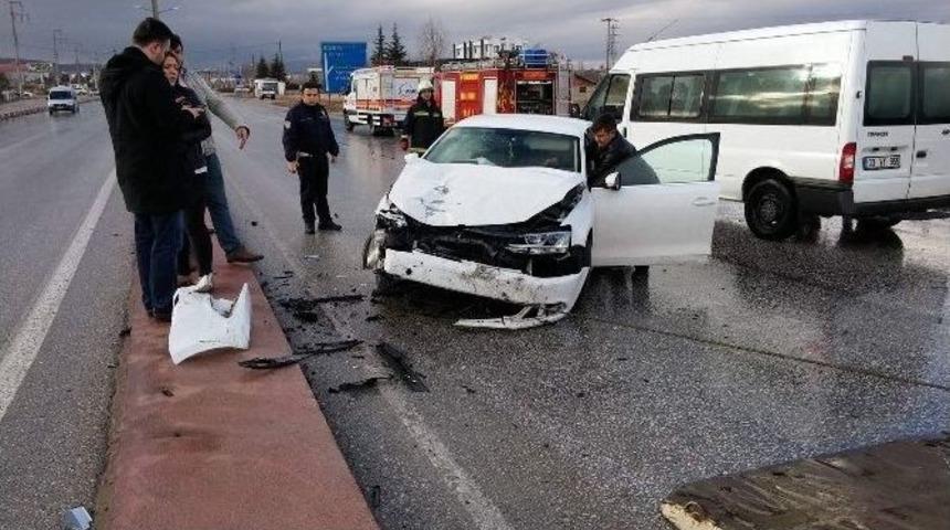 Afyonkarahisar&rsquo;da Trafik Kazası: 3 Yaralı
