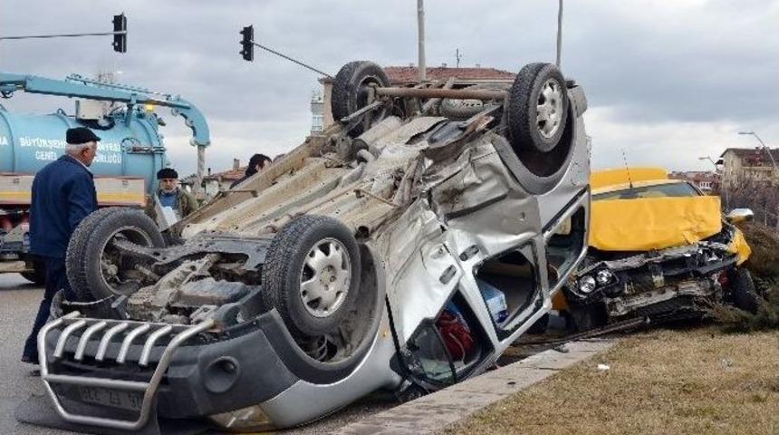 Oğlunu Ziyarete Giderken Kaza Yaptı: 8 Yaralı