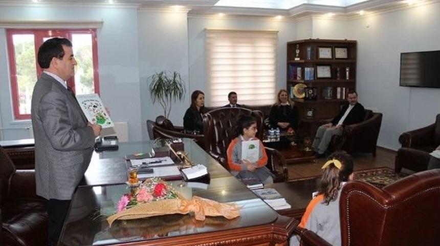 &Ouml;ğrencilerin Hazırladığı Dergiyi Cumhurbaşkanı&rsquo;na G&ouml;t&uuml;recek