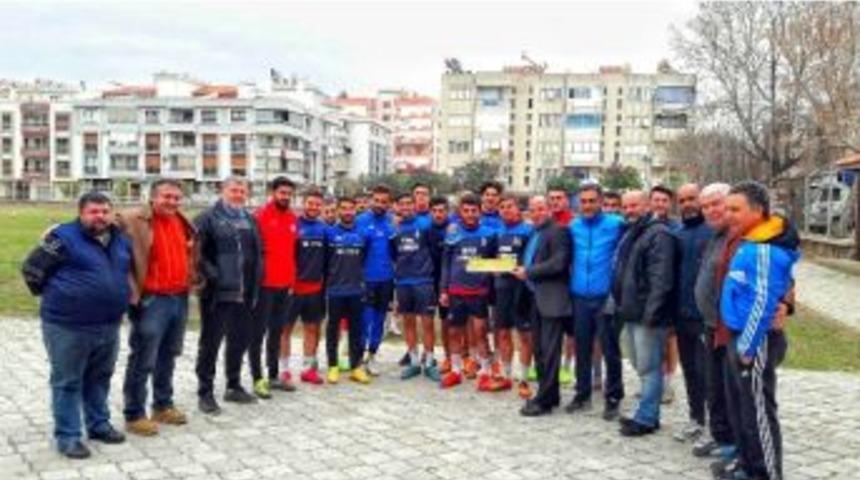 İhtiyar Delikanlılardan Bal Ekibine Tatlı Destek