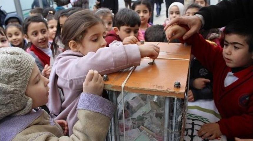 &Ouml;ğrenciler Har&ccedil;lıklarını Bağışladı