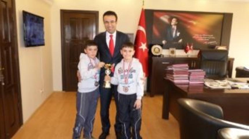 Başarılı İkizler Kaymakam Akpay Tarafından Altınla &Ouml;d&uuml;llendirildi