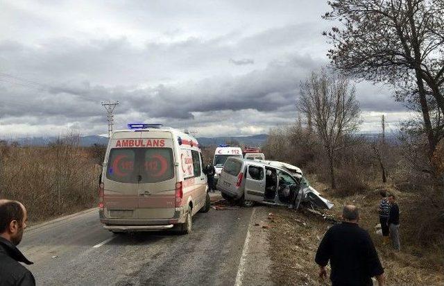 Çorum’da İki Araç Kafa Kafaya Çarpıştı: 3 Ölü