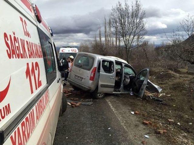 Çorum’da İki Araç Kafa Kafaya Çarpıştı: 3 Ölü