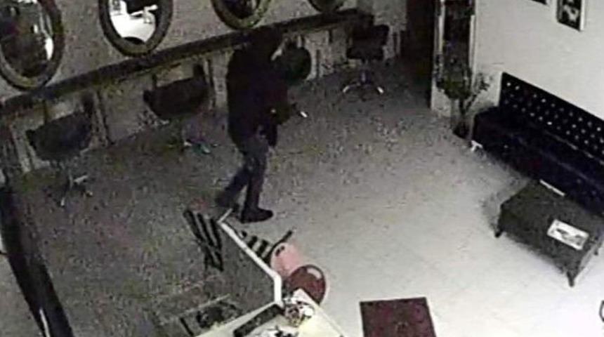 Hırsızlık Anı G&uuml;venlik Kamerasında