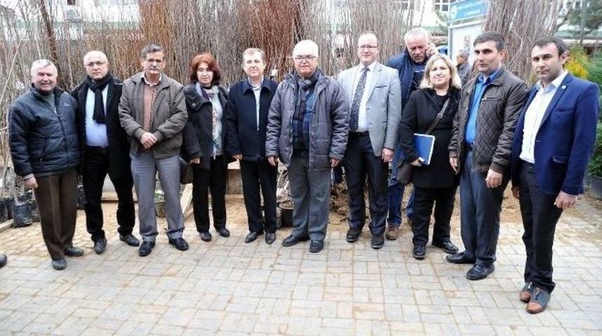 Uşak Kent Konseyinden, Fidan Stantına Destek