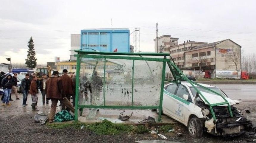 Trakt&ouml;r İle 2 Otomobilin Karıştığı Kazada 4 Kişi Yaralandı