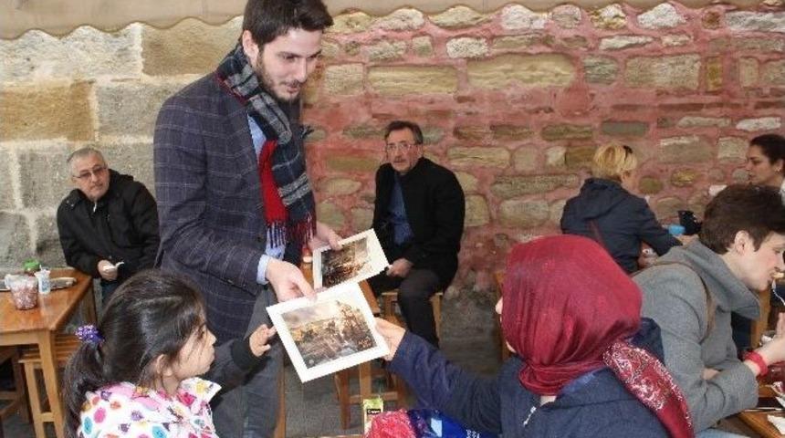 Ak Parti&rsquo;li Gen&ccedil;ler Atat&uuml;rk Portresi Dağıttı