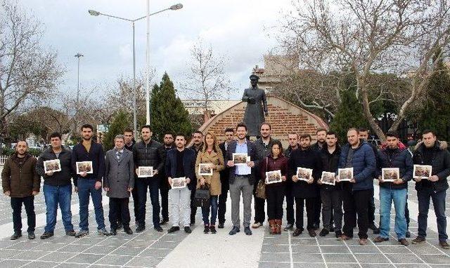 Ak Parti’li Gençler Atatürk Portresi Dağıttı