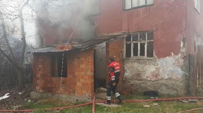 Bolu&rsquo;da Metruk Binada &Ccedil;ıkan Yangın Korkuttu