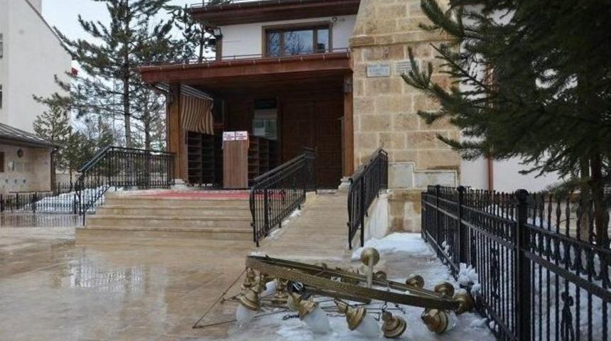 Cuma Namazı Sırasında Cemaatin Başına Avize D&uuml;şt&uuml;: 3 Yaralı