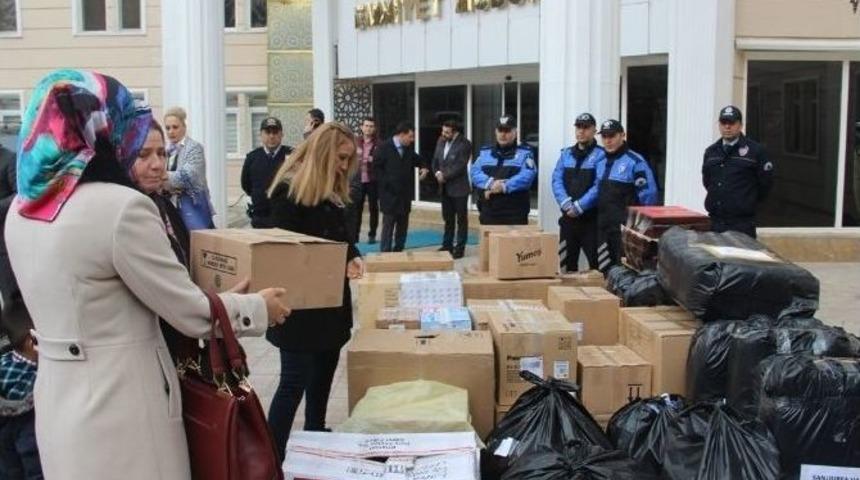 Polis Eşleri &Ccedil;atışma B&ouml;lgesindeki Polislere Yemek G&ouml;nderdi