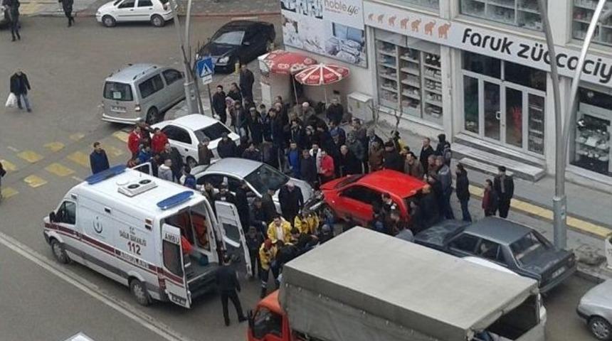 Otomobilin Yaşlı Adama &Ccedil;arpma Anı G&uuml;venlik Kamerasına Yansıdı