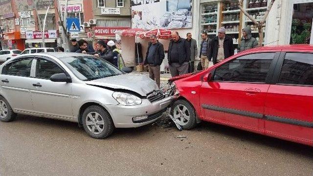 Otomobilin Yaşlı Adama Çarpma Anı Güvenlik Kamerasına Yansıdı