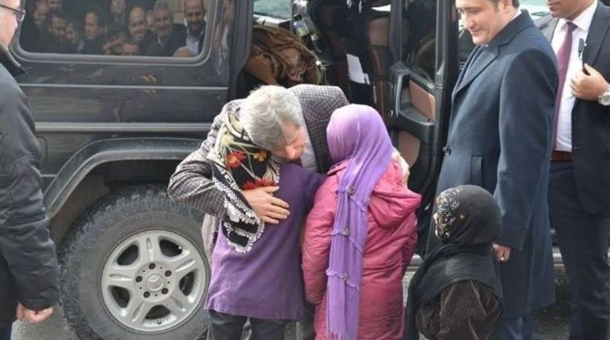 Kaymakam Valiyi Suriyeli &Ccedil;ocuklarla Birlikte Karşıladı