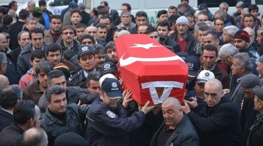 Oğlu Tarafından &Ouml;ld&uuml;r&uuml;len Polis İ&ccedil;in Cenaze T&ouml;reni D&uuml;zenlendi