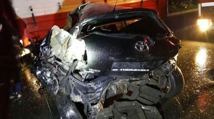 Kayganlaşan Zeminde 3 Araç Birbirine Girdi: 2 Yaralı