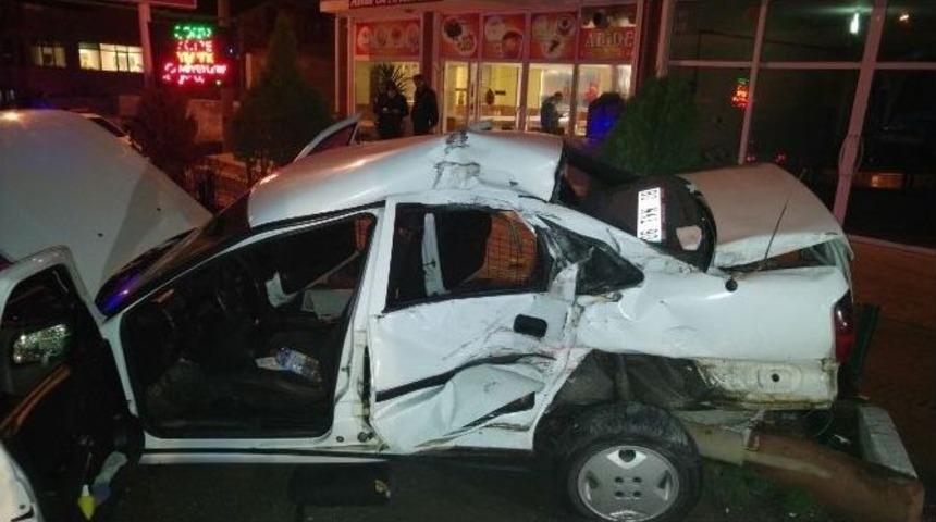 Otomobil Tır&rsquo;a &Ccedil;arptı: 2 Yaralı