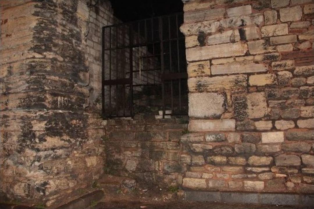 Tarihi Surlarda Bomba S&uuml;s&uuml; Verilmiş Paket Polisi Alarma Ge&ccedil;irdi